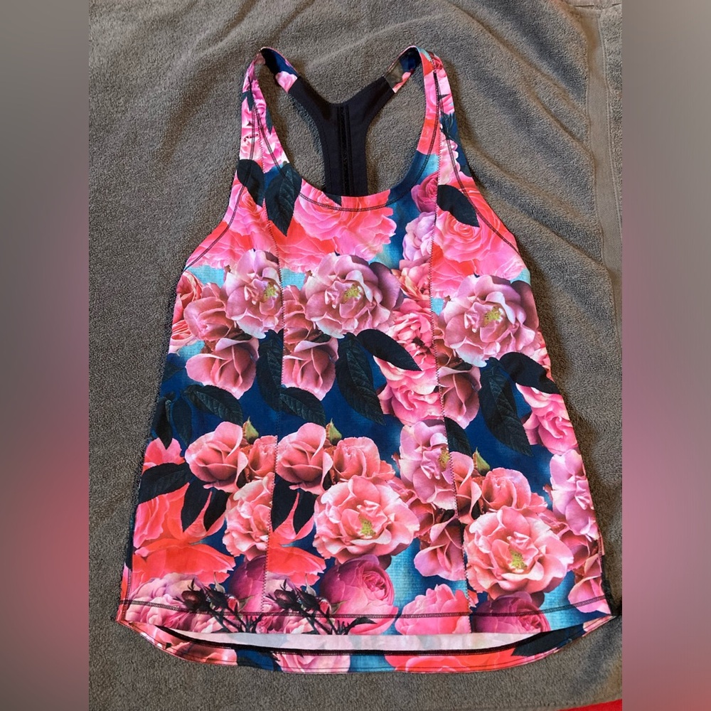 Lululemon secret garden tank . Size 4